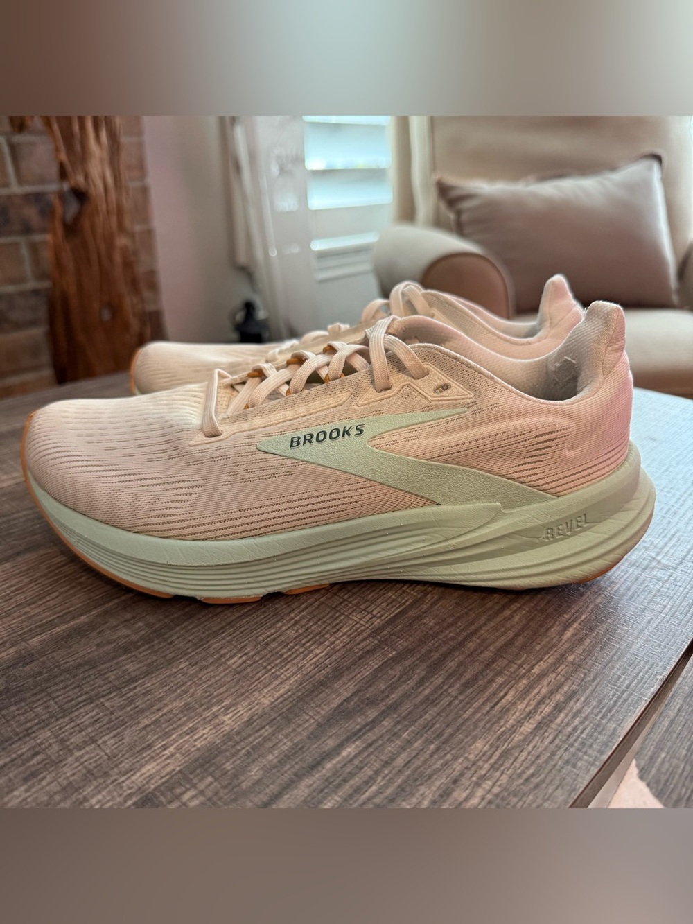 Brooks Revel 8 Women’s Running Shoes Size 8 B Medium Cream Mint Green